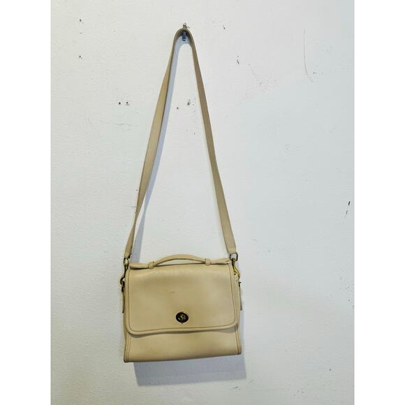 Vintage COACH 9870 Ivory Leather Court Brass Turn Lock Crossbody Strap Bag - Picture 2 of 13
